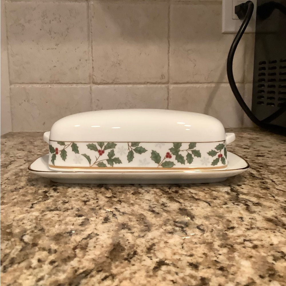 NORITAKE Covered Butter Dish in Holly and Berry Gold